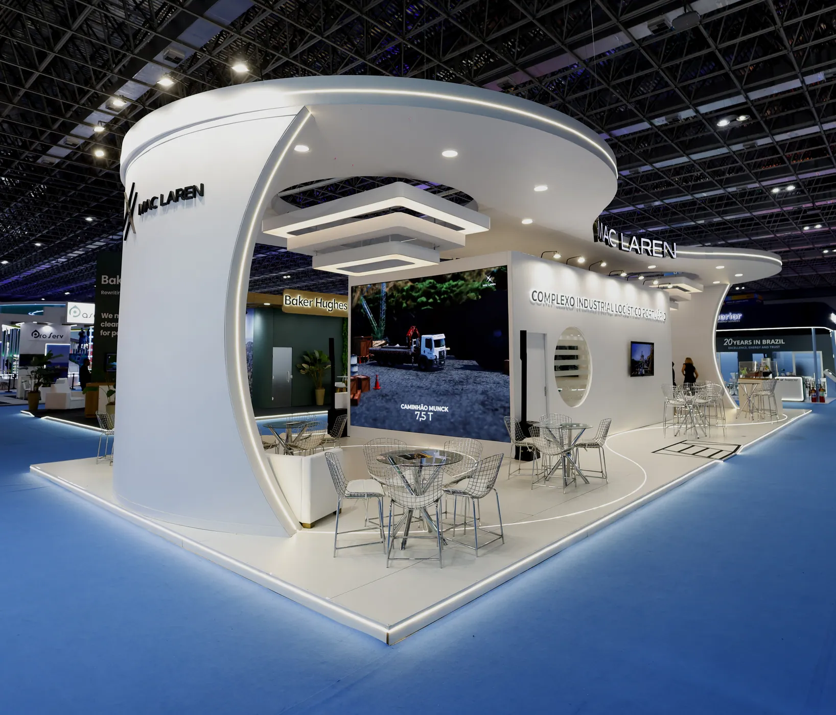Estande Mac Laren visto pelo corredor da exposição